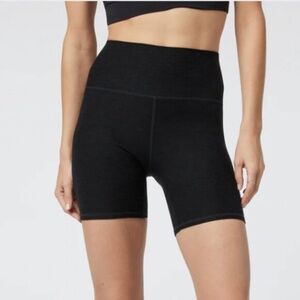 Vuori Clean Elevation Shorty Womens Small Black Legging Mid Rise NWOT